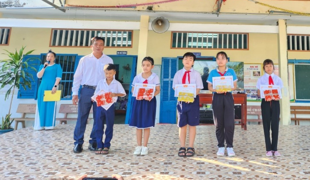    Thầy Nguyễn Văn Yên CTCĐ lên phát khen thưởng cho các em.