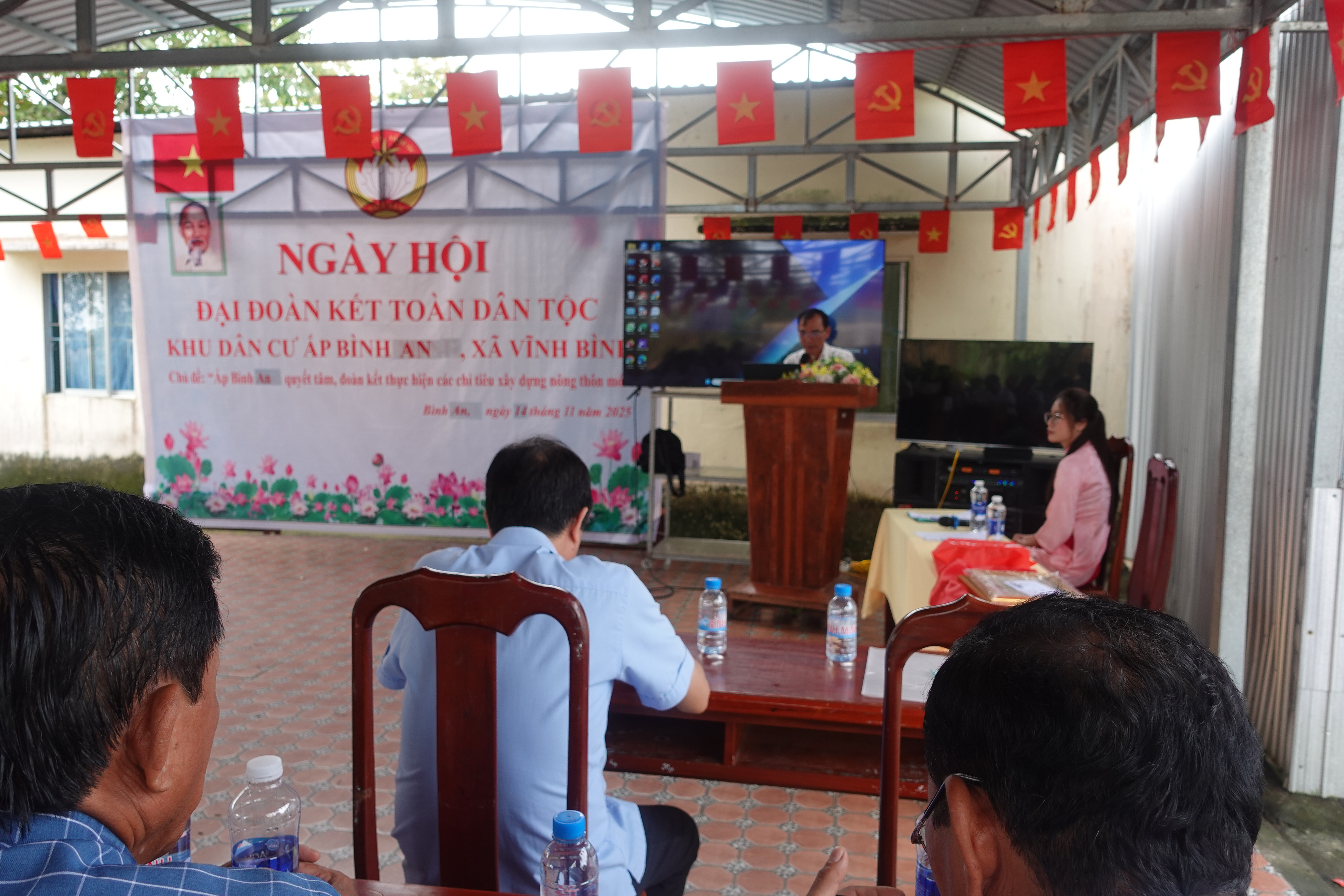 Ông Nguyễn Văn Tấn, Trưởng Ban Công tác Mặt trận ấp Bình An lên phát biểu ôn lại lịch sử và truyền thống của Mặt trận Tổ quốc Việt Nam