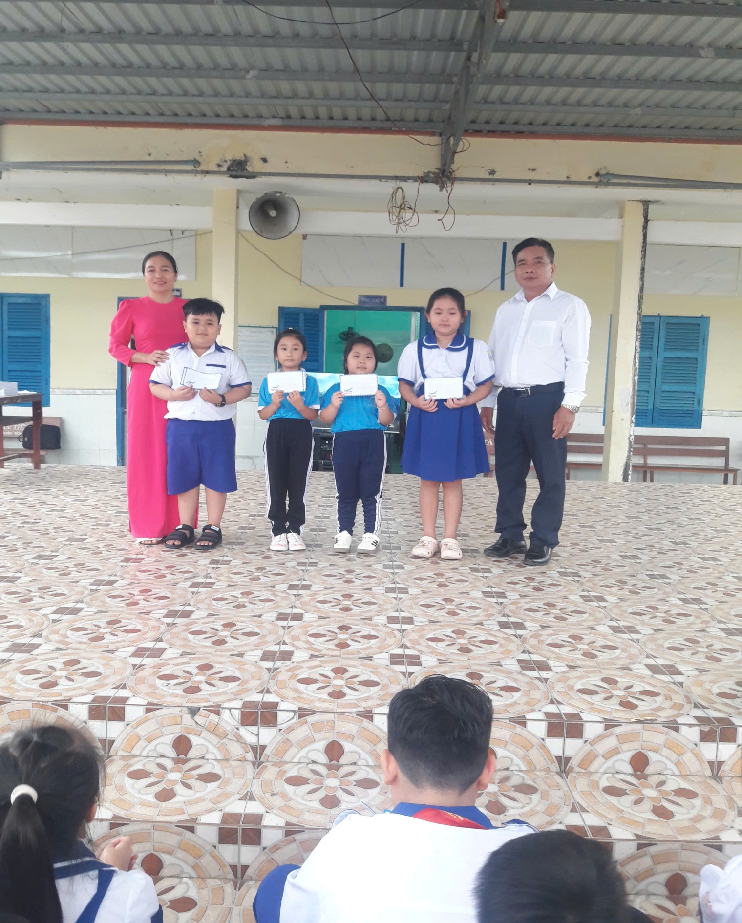 Giải nhất Đổ nước vào chai