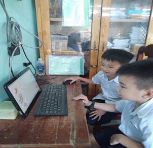 Cô giáo hướng dẫn học sinh ôn thi Trang Nguyên Tiếng Việt