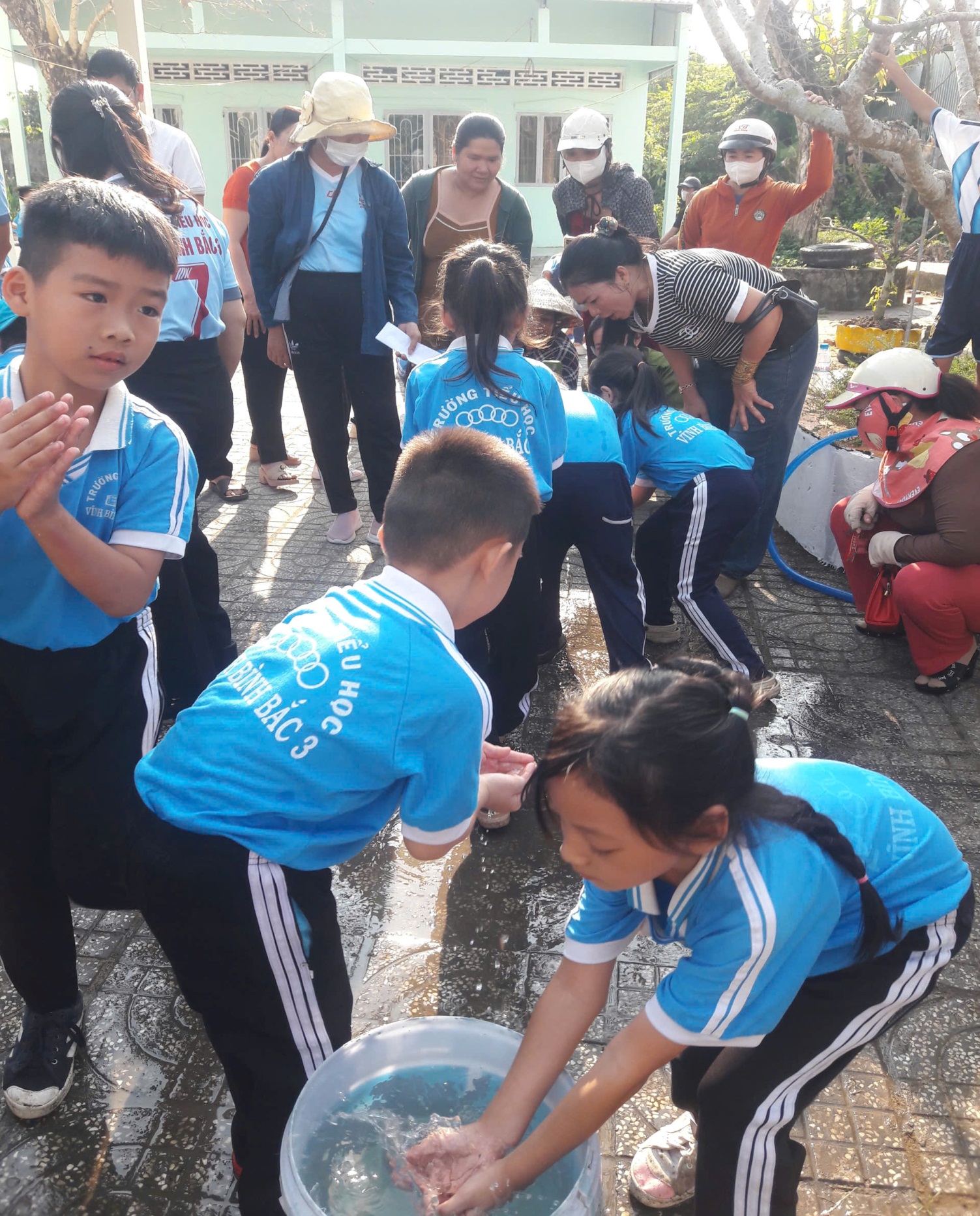 Các em chơi Đổ nước vào chai