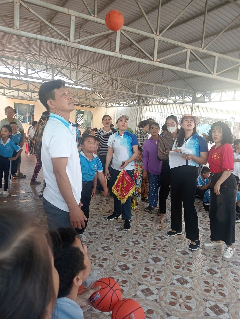 Các em chơi Ném bóng vào rổ