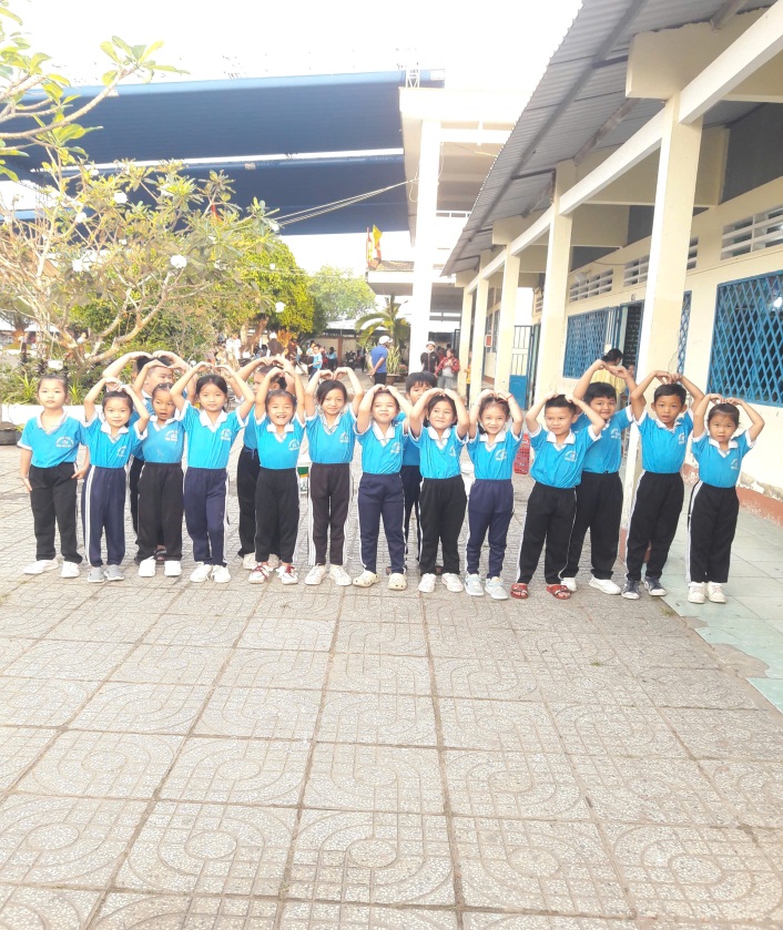 Các em cùng chụp ảnh lưu niệm