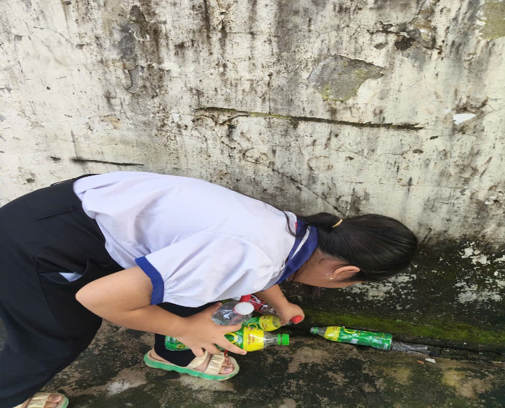 Học sinh đang thu gom giấy vụn và chai nhựa.