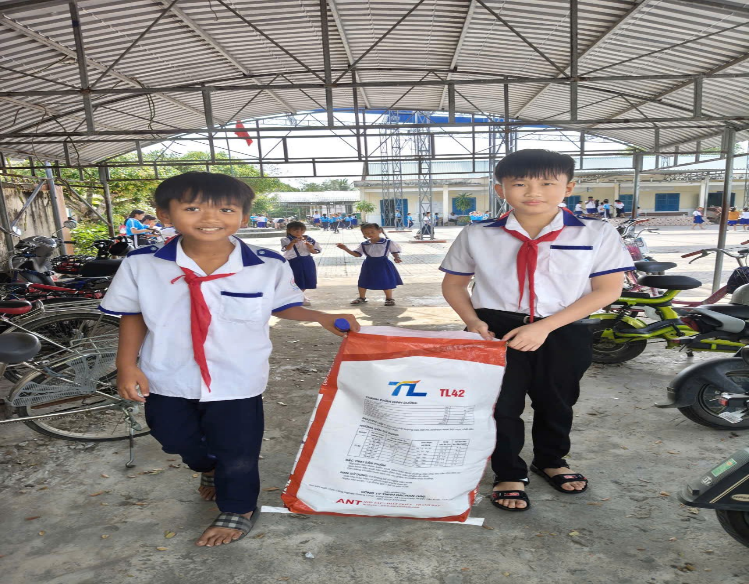 Học sinh đang thu gom giấy vụn và chai nhựa.