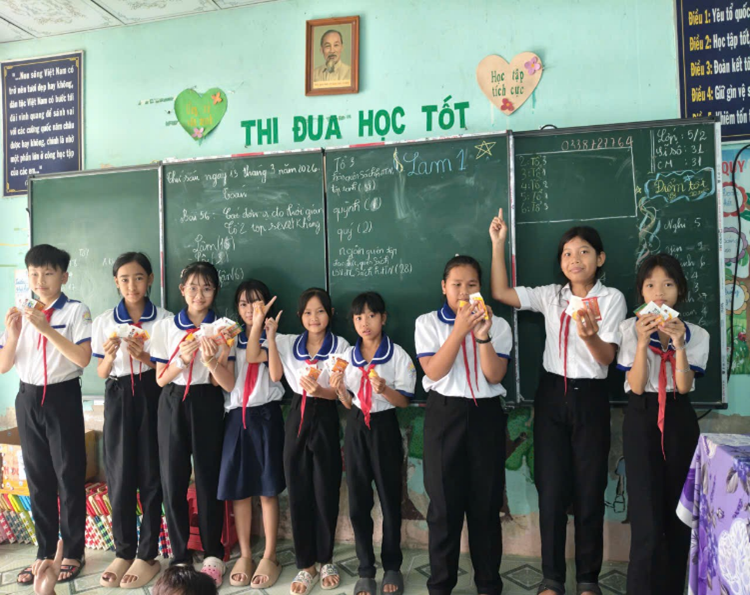  Đại diện lớp trao quà cho học sinh khó khăn.