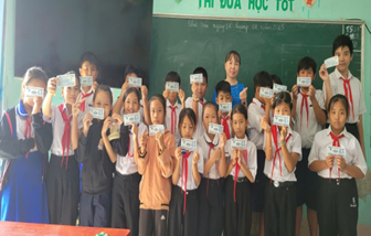  Tập thể lớp chụp hình sau hoạt động.