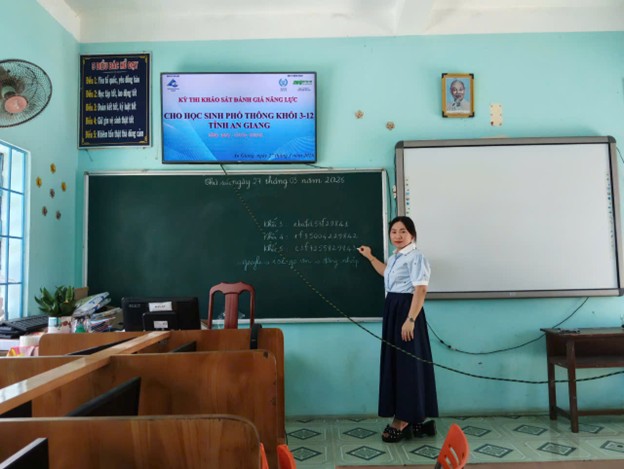  Cô Nguyễn Kim Cương hướng dẫn học sinh nhập mã ca thi.