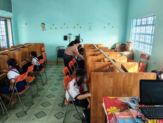 Cô Nguyễn Thị Thẩm hỗ trợ học sinh khối 3 đăng nhập vào hệ thống phần mềm.