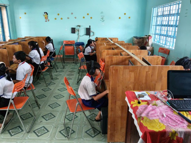 Học sinh khối 5 nghiêm túc làm bài thi khảo sát.