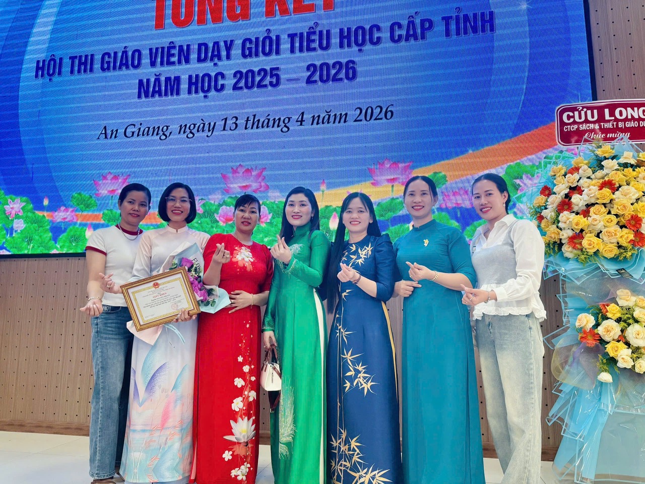 Cô Võ Thị Mộng Thu đứng thứ 2 từ phải qua mặc áo dài màu xanh