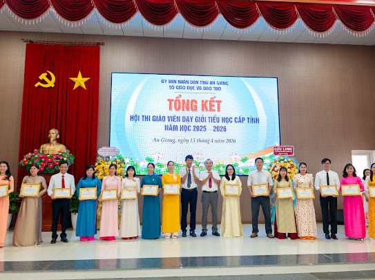 Cô Võ Thị Mộng Thu mặc chiếc áo dài màu xanh đậm