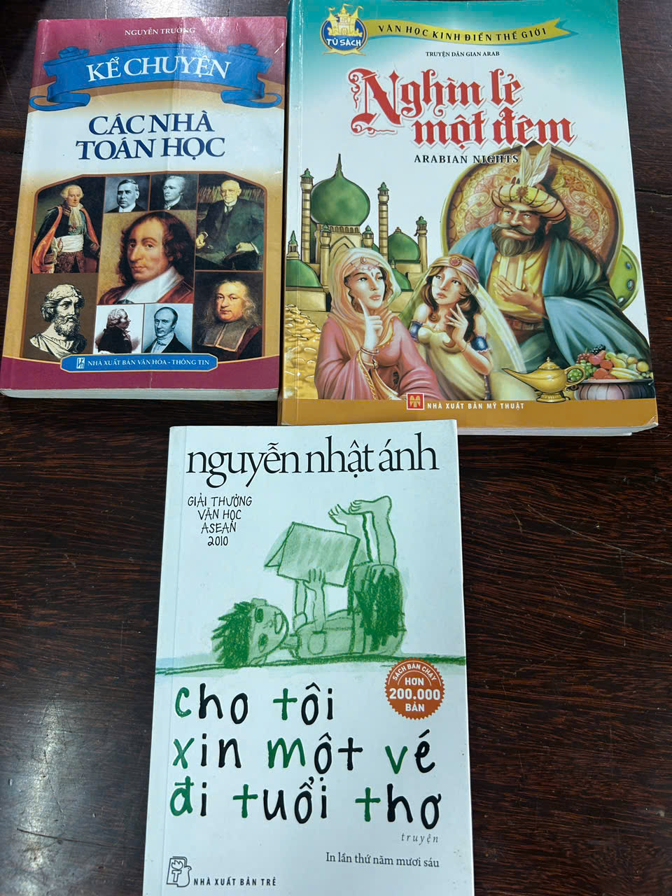 Thầy Cảnh tặng 2 cuốn sách: Kể chuyện các nhà toán học, Nghìn lẻ một đêm; bạn Hồng Anh lớp 2/2 tặng cuốn Cho tôi xin một vé đi tuổi thơ
