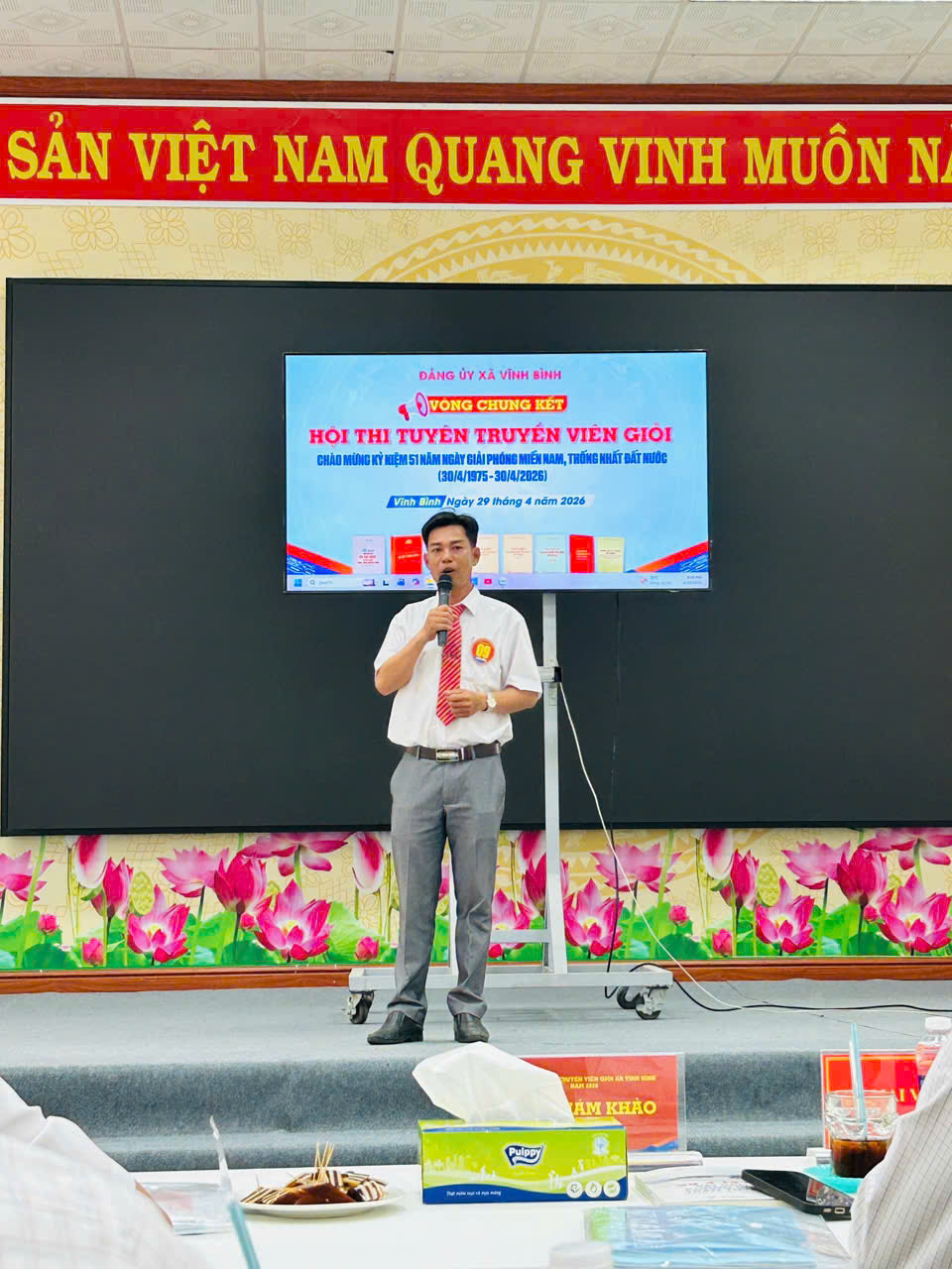 Đ/c Lê Hoàng Kiệt - Bí thư Chi bộ trường TH Vĩnh Bình Bắc 3 trình bày phần thi của mình