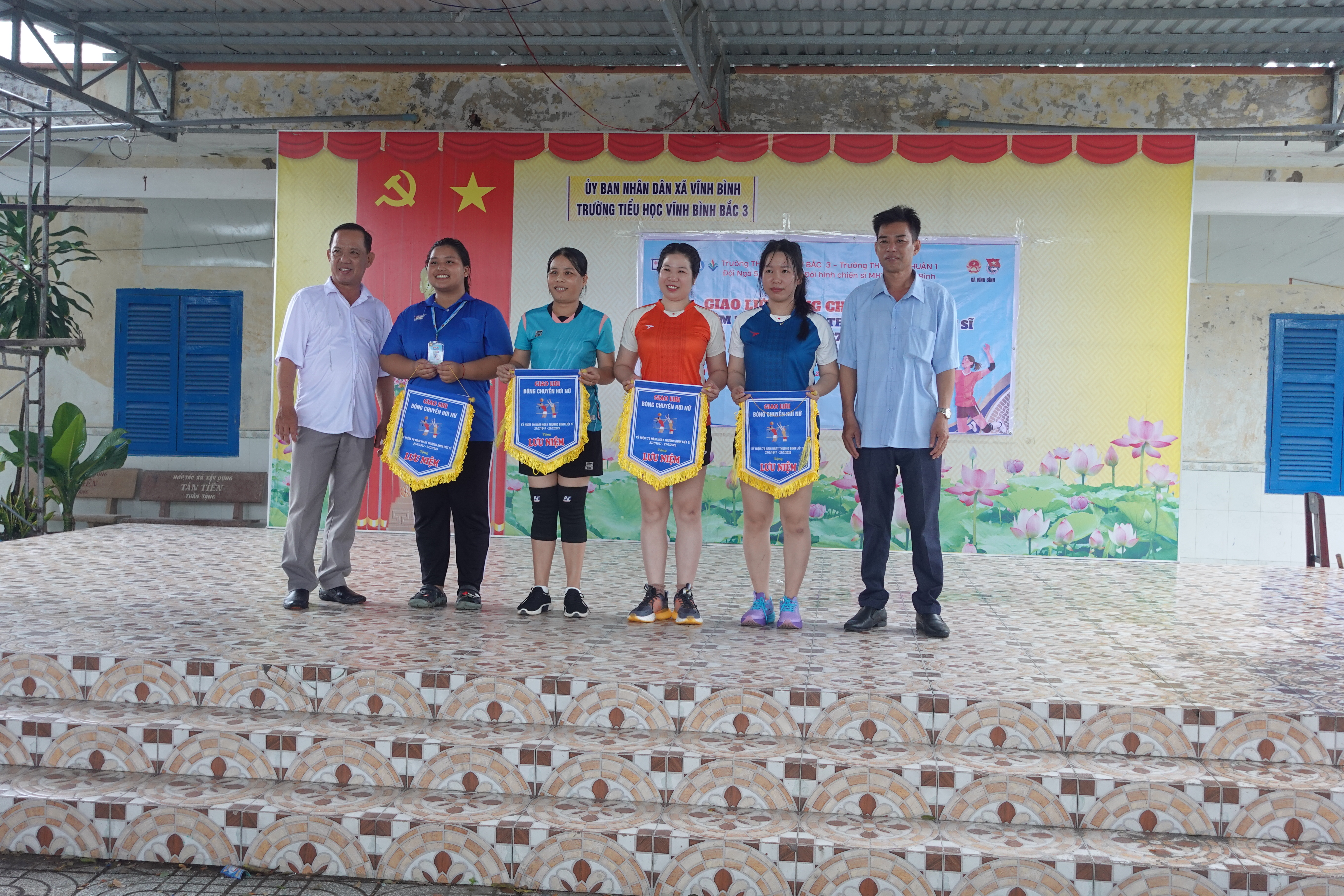Ban Tổ chức trao cờ lưu niệm cho đại diện bốn đội tham gia giao lưu.