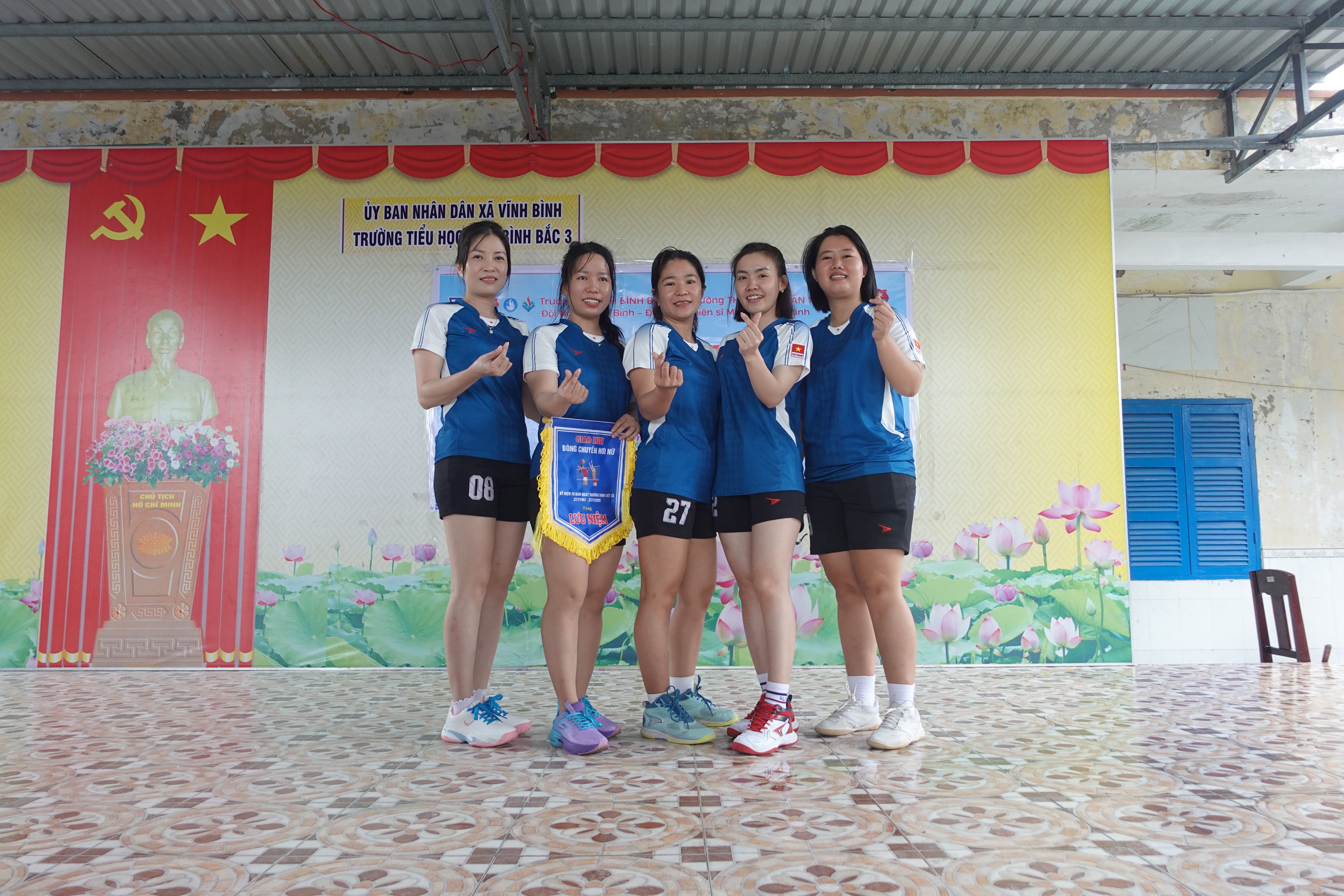 Đội bóng nữ Trường Tiểu học Minh Thuận 1.