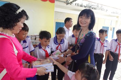 CHƯƠNG TRÌNH TRAO QUÀ YÊU THƯƠNG CHO CÁC EM HỌC SINH CÓ HOÀN CẢNH KHÓ KHĂN VƯỢT KHÓ